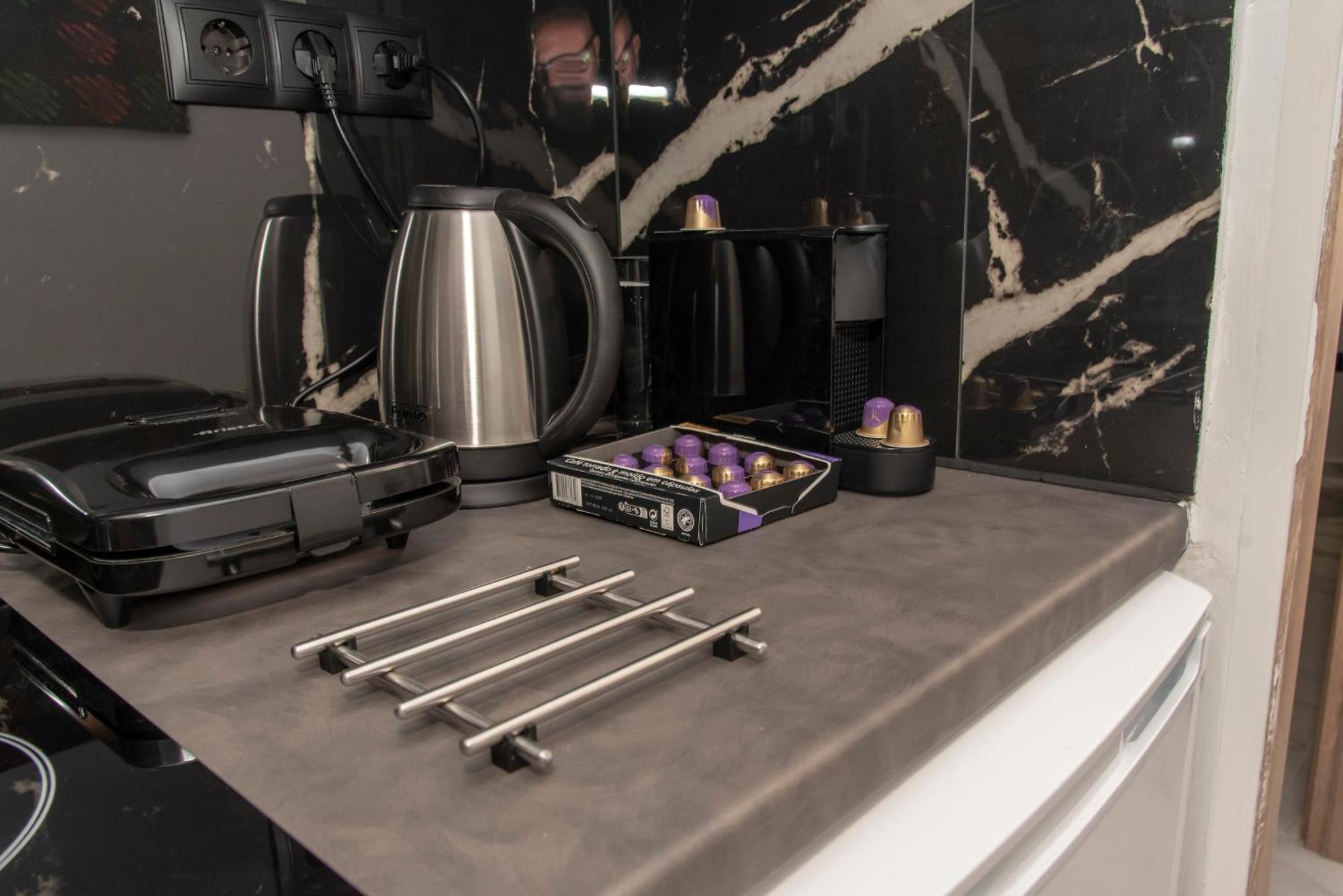 αthens Black & White Escape Apartment