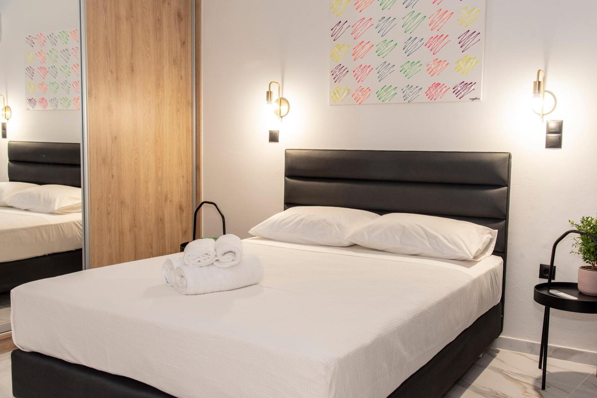 Apartment αthens Black & White Escape