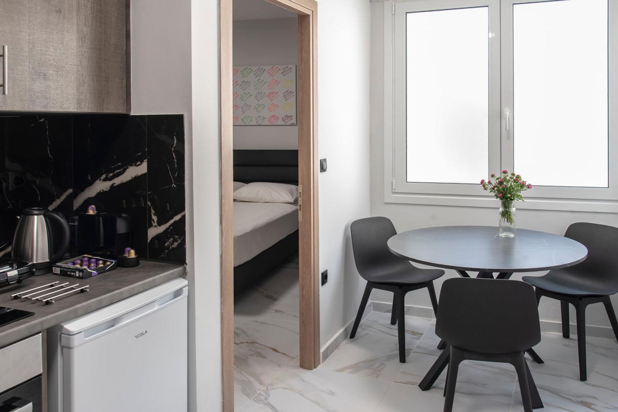 αthens Black & White Escape Apartment Athens
