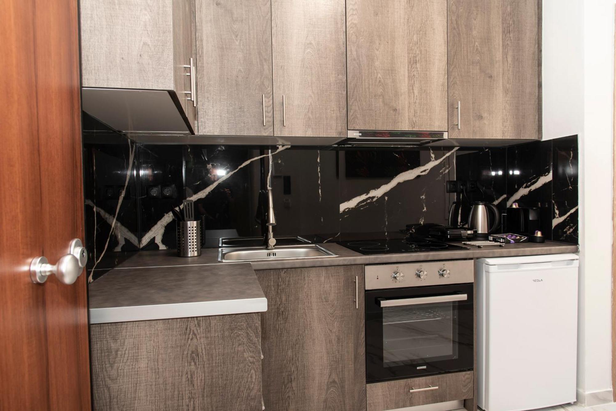 αthens Black & White Escape Apartment *