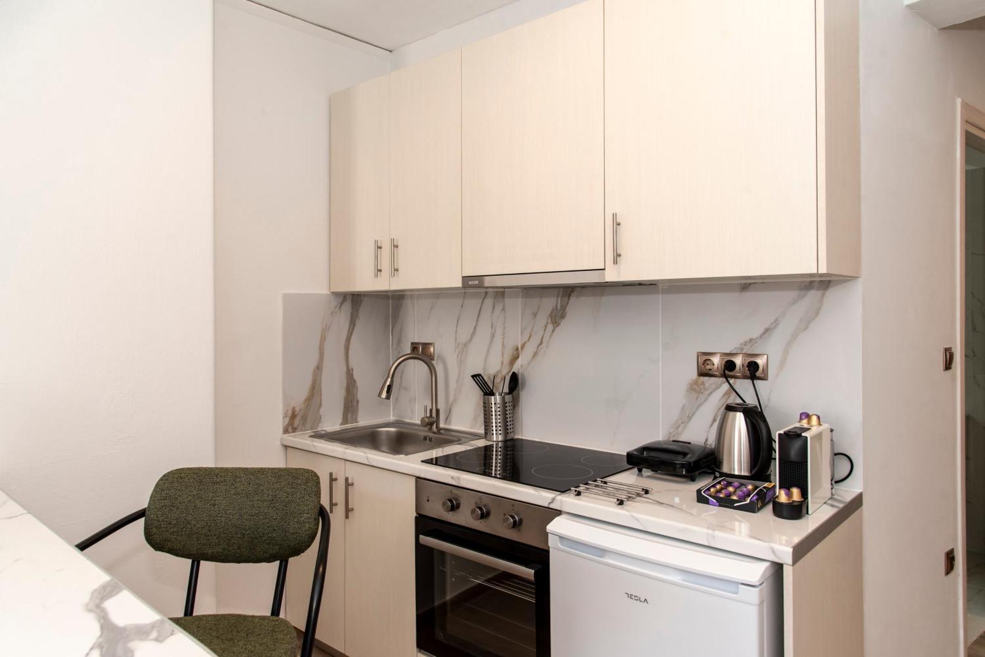 αthens Black & White Escape Apartment *